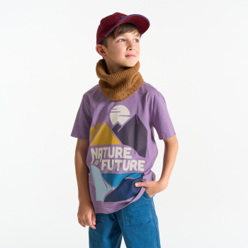 تي شيرت باللون البنفسجي، مُزيَّن بعبارة للفتيان